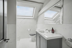 Shower room- click for photo gallery